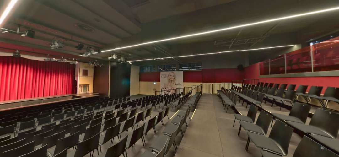Sporthalle (Zuschauerraum) – Theaterbestuhlung