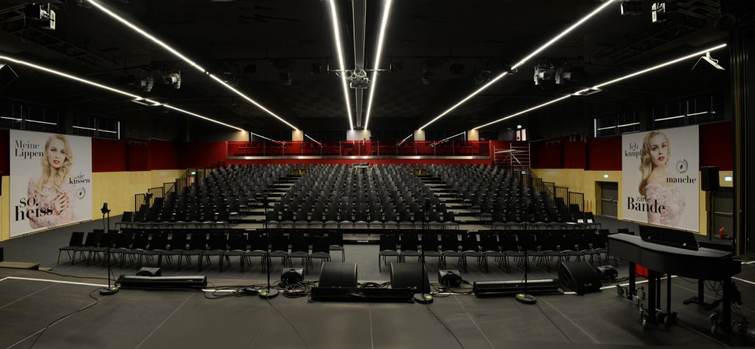Sporthalle (Zuschauerraum) – Bühnensicht
